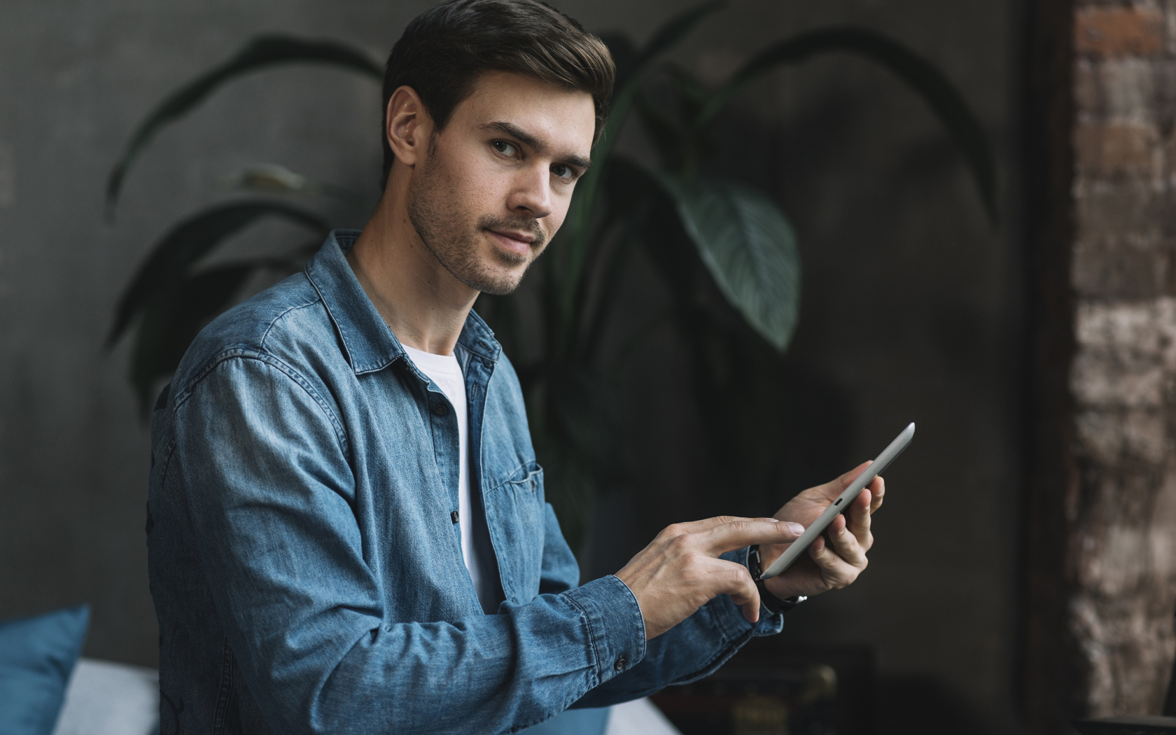 Красивый мужчина со смартфоном в руке