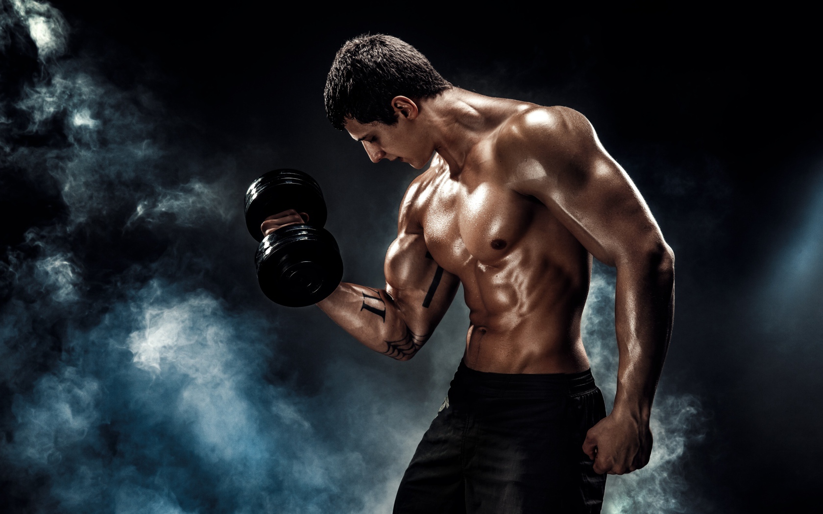 Мужчина тяжелоатлет с гантелей в руке