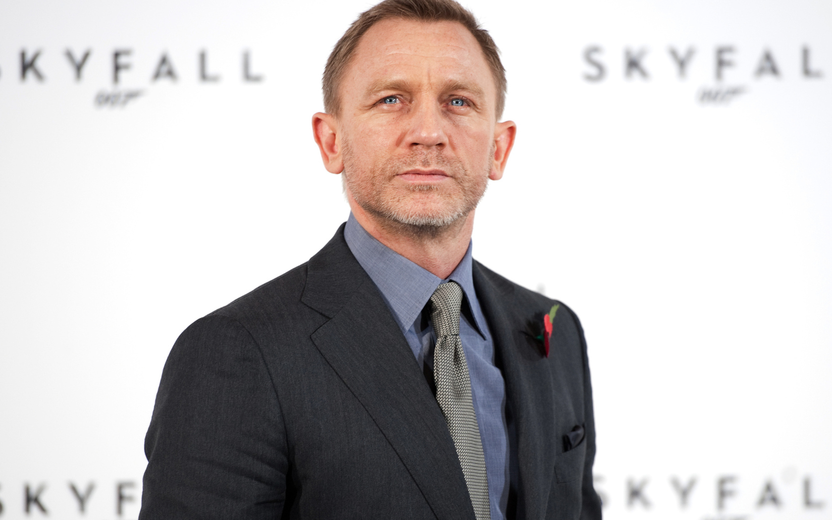 Актер Дэниел Крейг в дорогом костюме