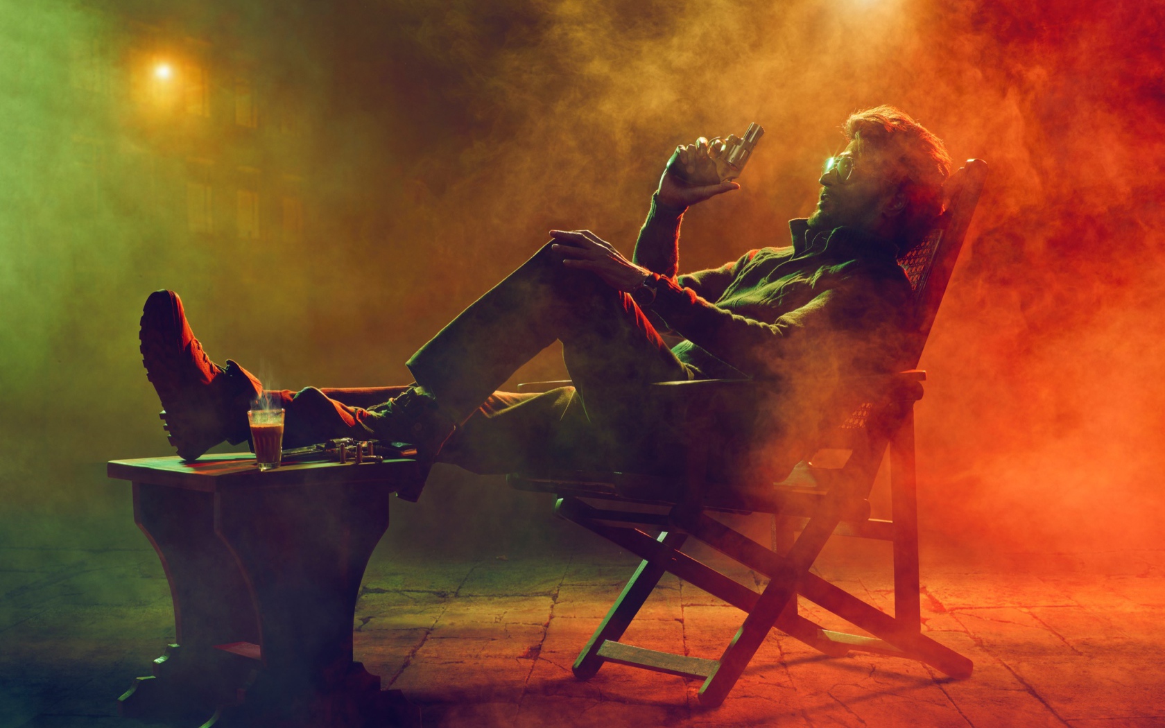 Актер болливуда Раджникант сидит в кресле