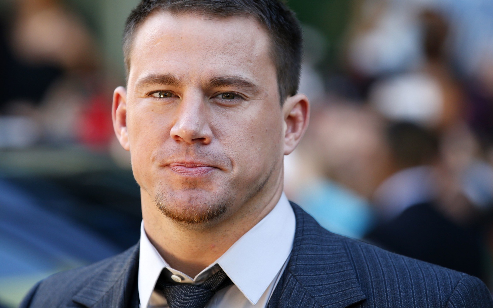 Популярный актер Ченнинг Татум в костюме крупным планом