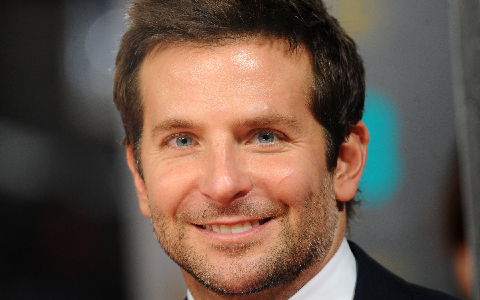 Улыбающийся мужчина, актер Брэдли Купер лицо крупным планом