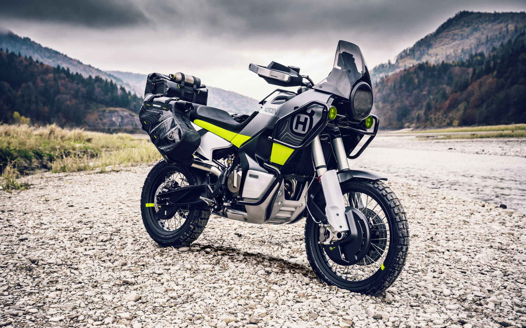 Мотоцикл Husqvarna Norden 901 на фоне гор 