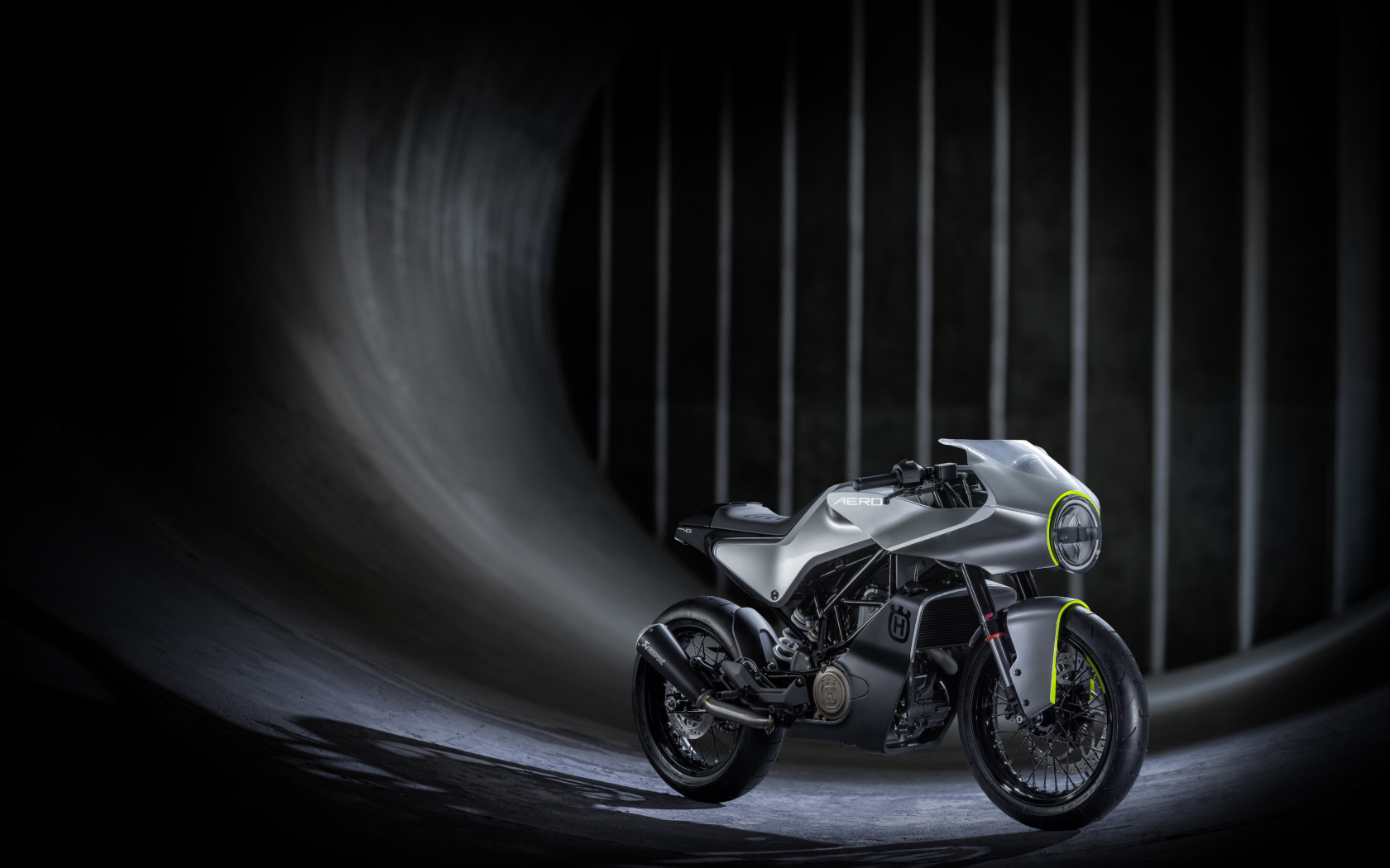 Серебристый мотоцикл Husqvarna Vitpilen 401 