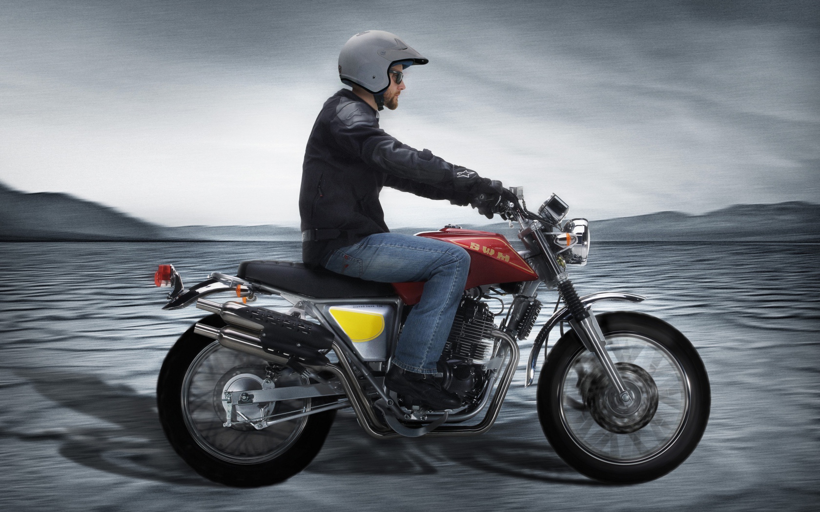 Мотоциклист на мотоцикле  SWM Silver Vase 440, 2020 года