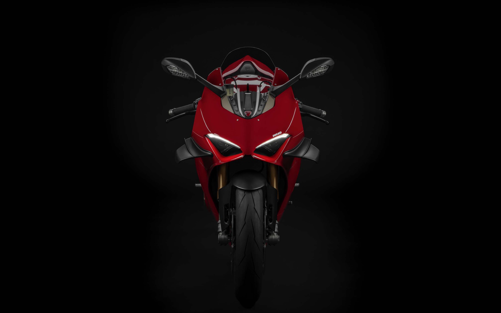 Красный мотоцикл Ducati Panigale V4 S 2020 года на черном фоне