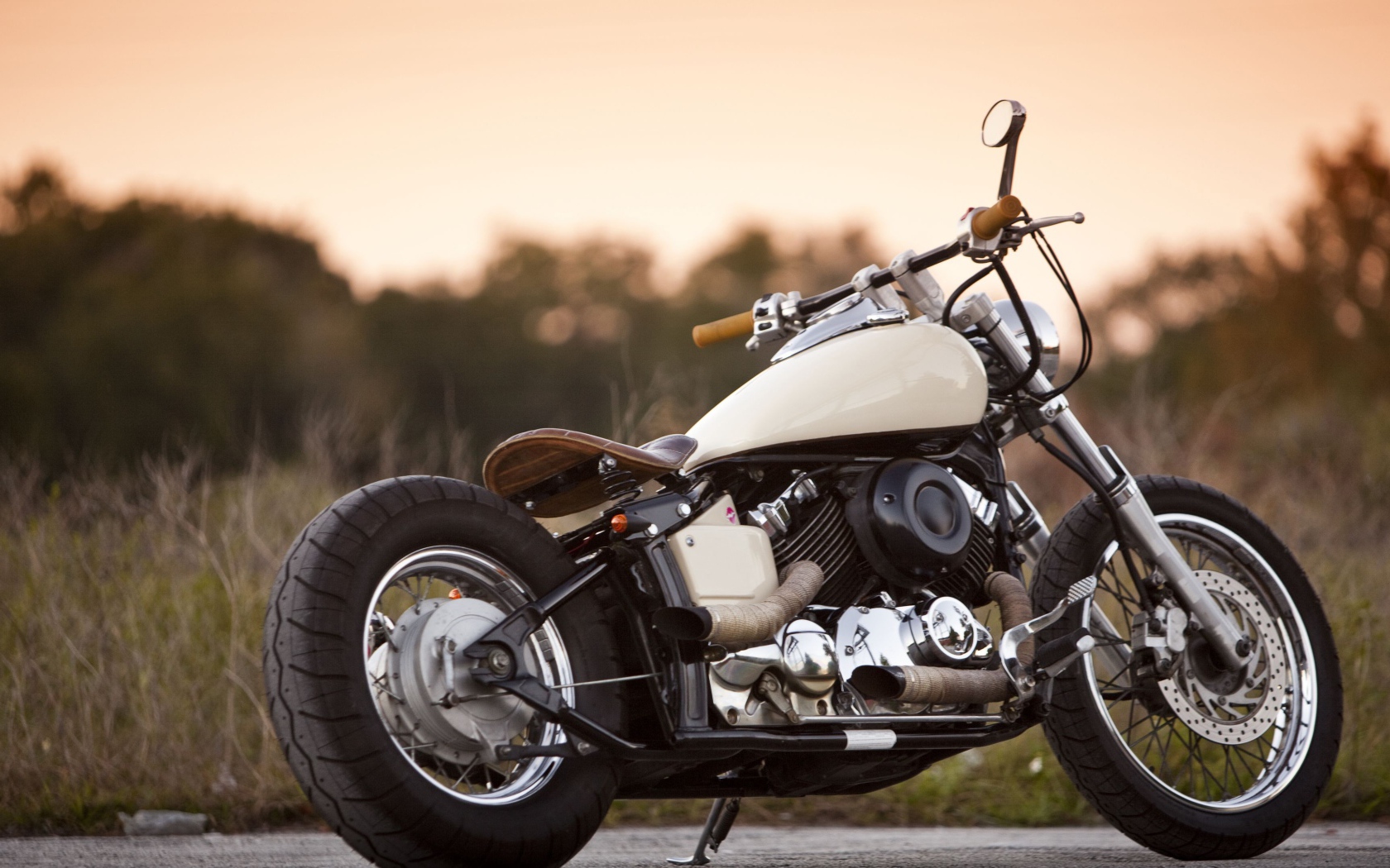 Мотоцикл Yamaha 650 на дороге