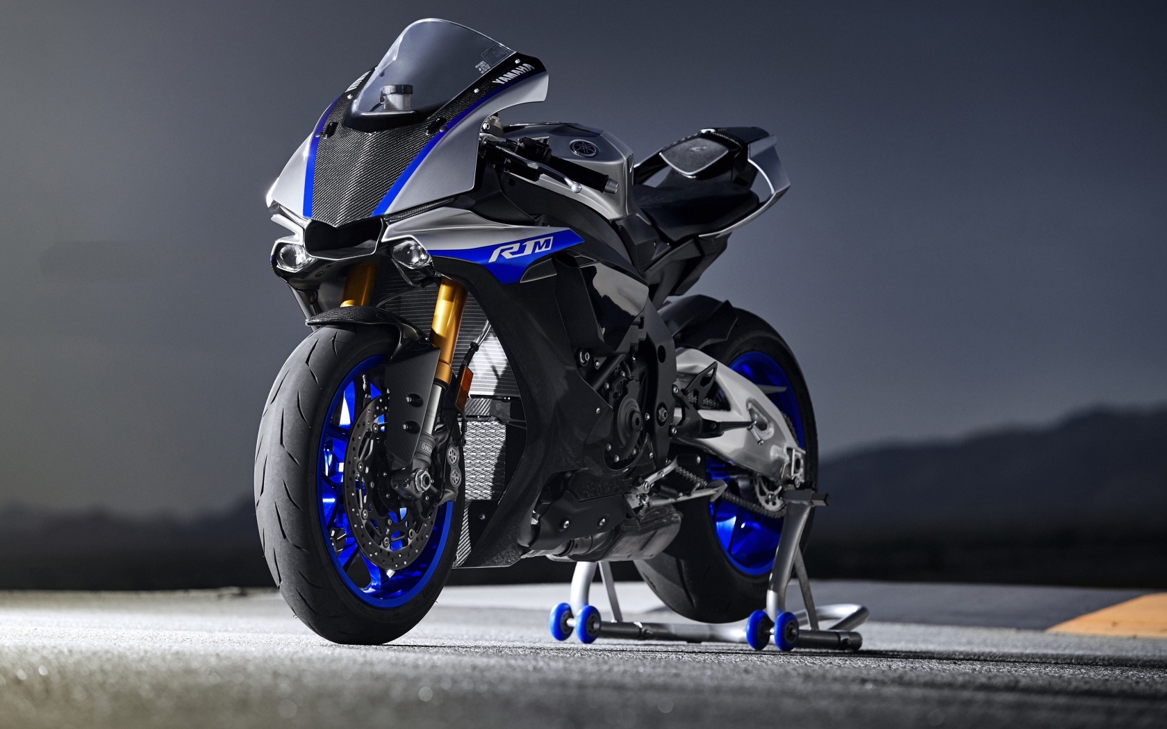 Мотоцикл Yamaha R1 на трассе 
