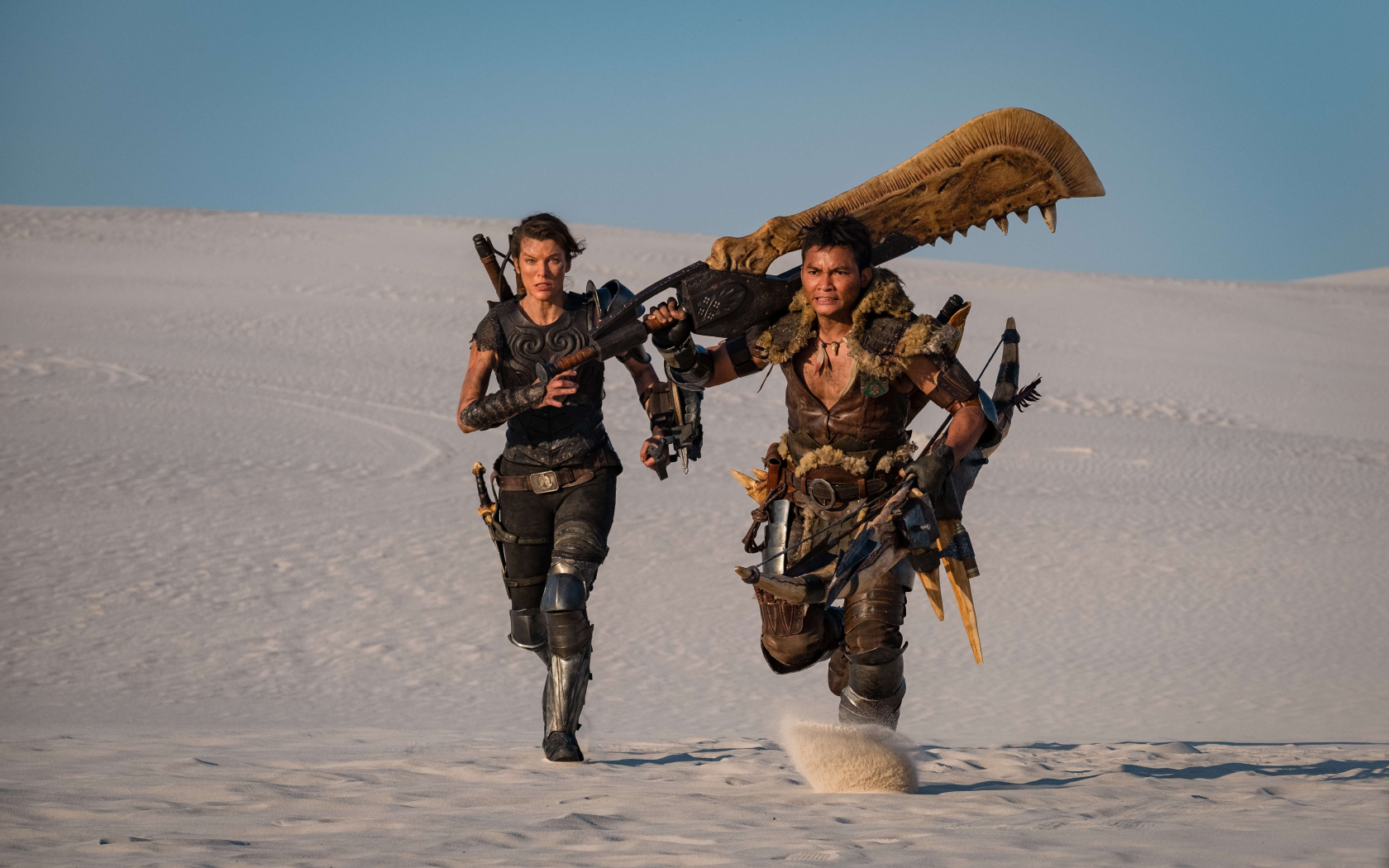 Персонажи фильма Охотник на чудовищ бегут по пустыне