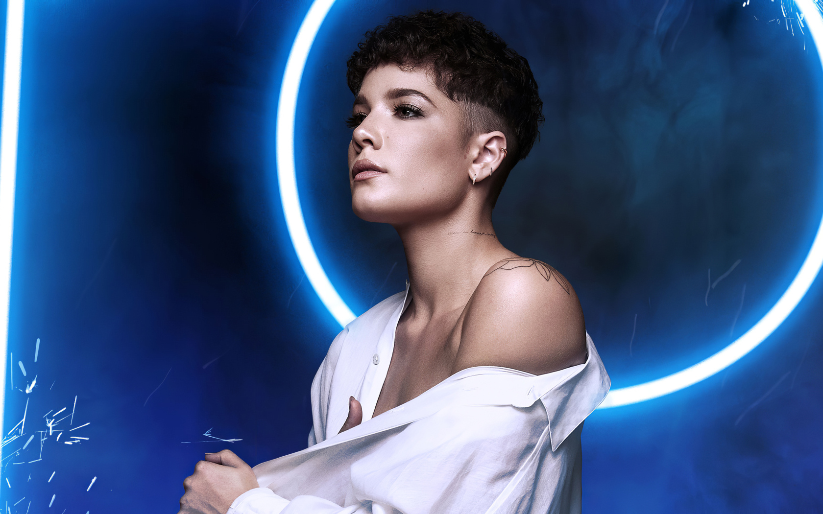 Американская певица Холзи в белой рубашке