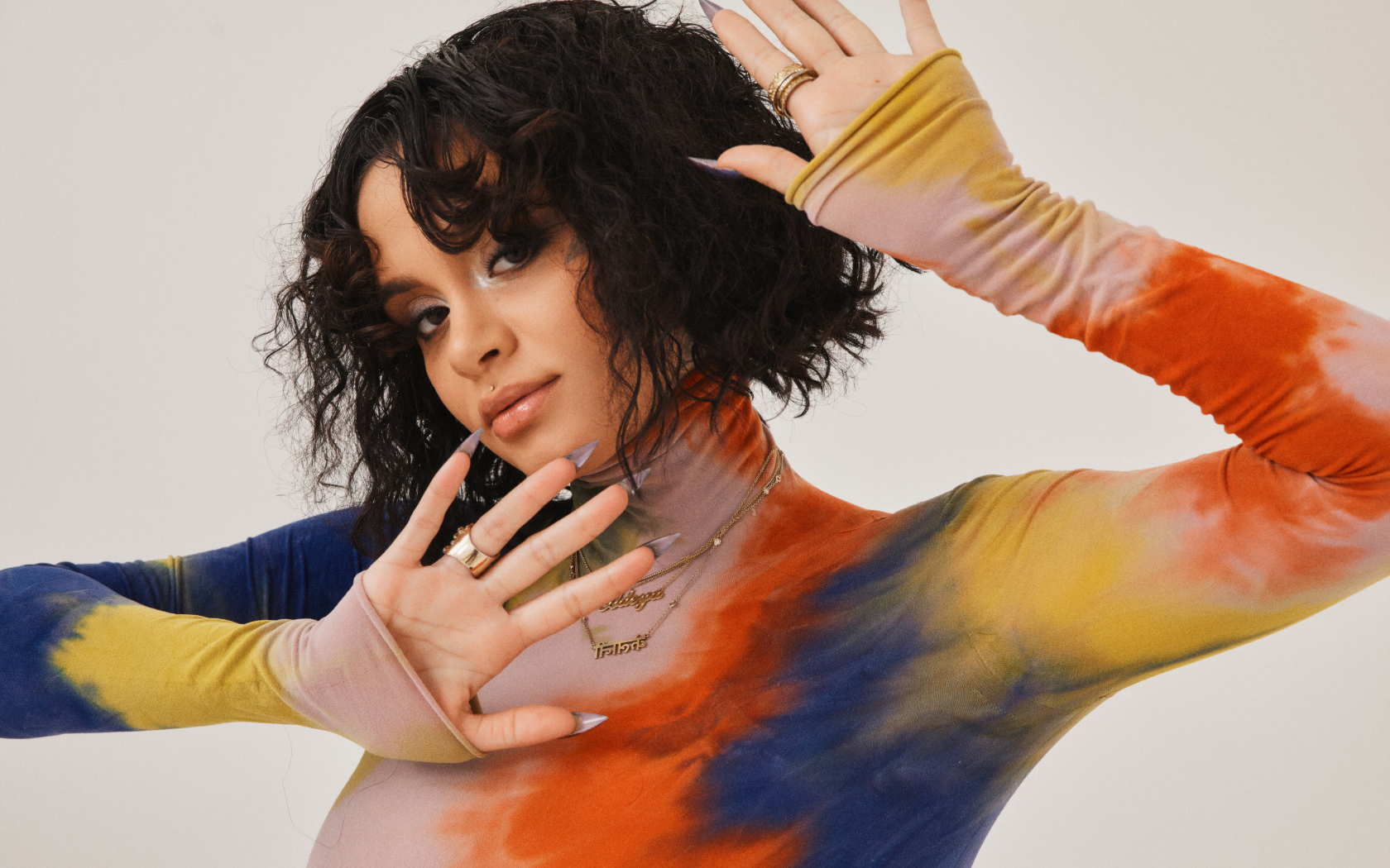 Американская певица Кейлани с длинными ногтями