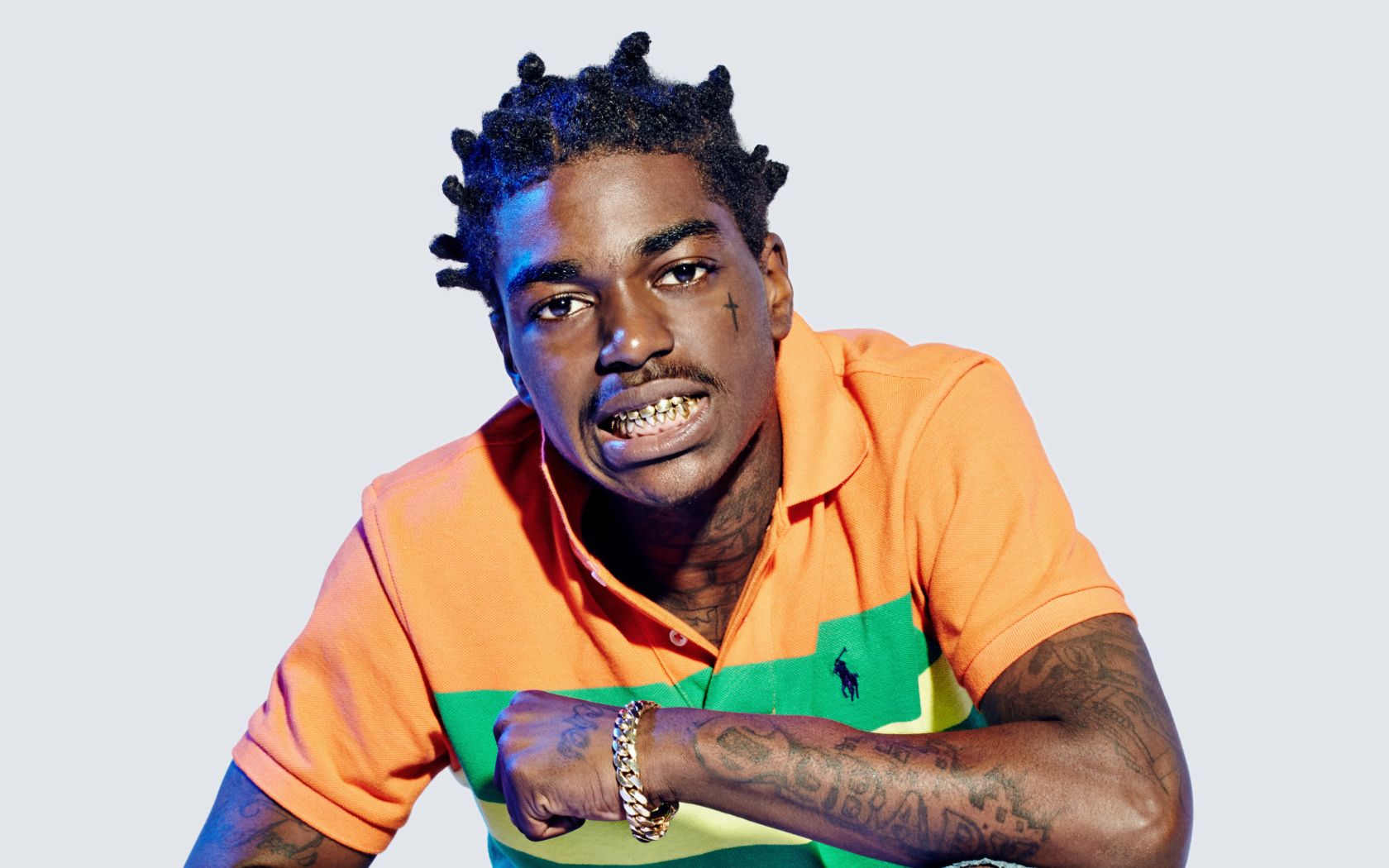 Хип-хоп исполнитель Kodak Black на сером фоне