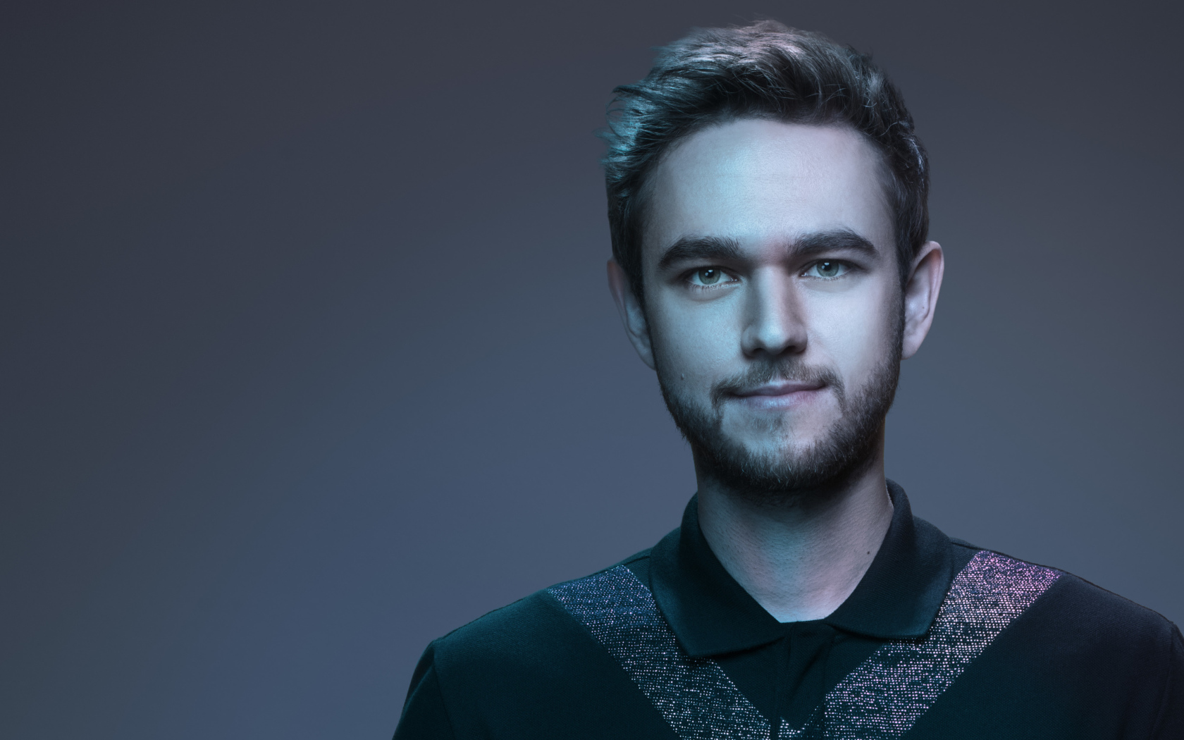 Мужчина, немецкий диджей Zedd на сером фоне