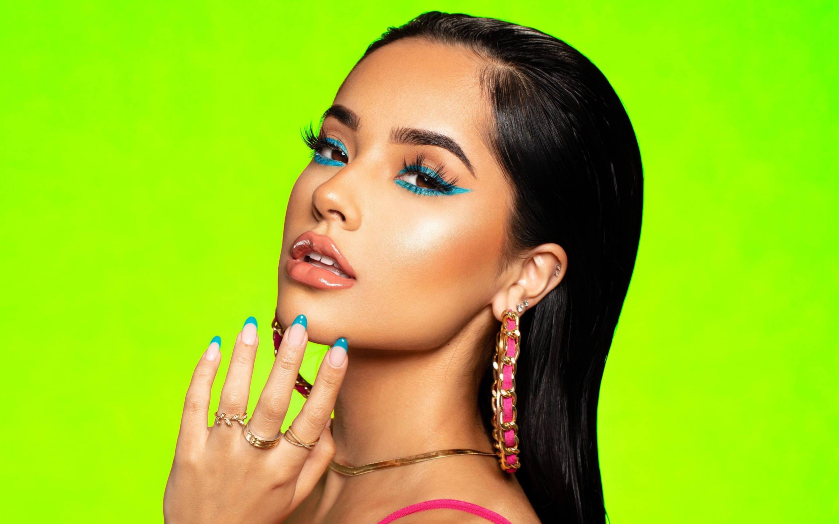 Певица Бекки Джи с ярким макияжем