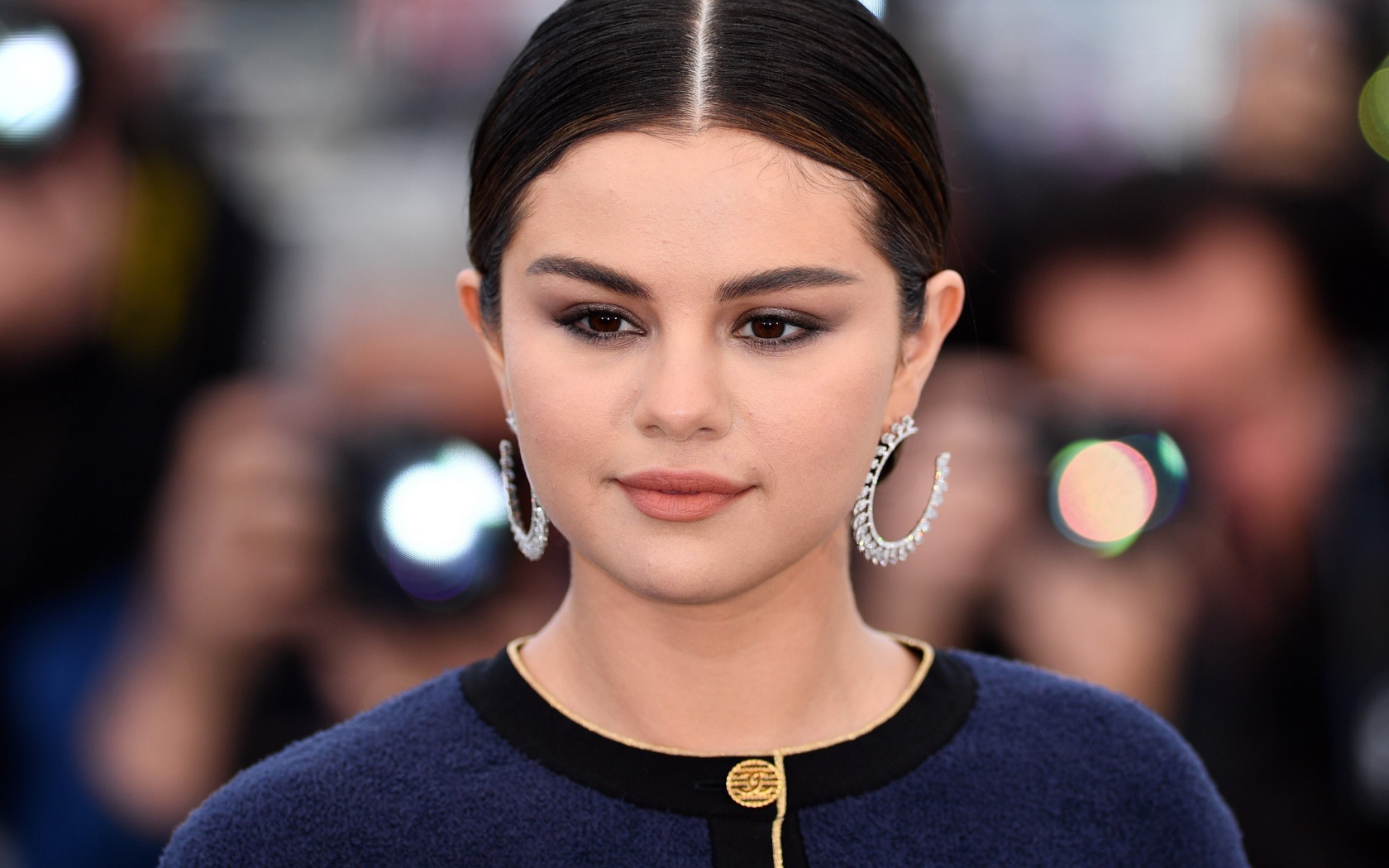 Певица Селена Гомез в большими сережками