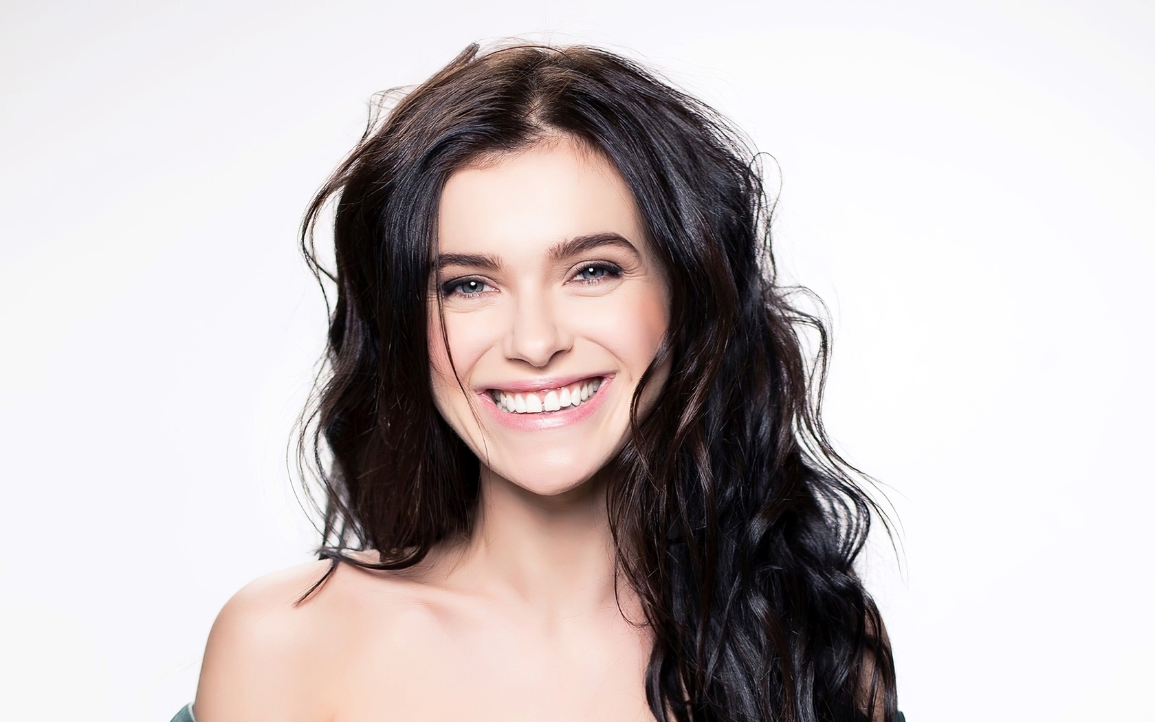 Улыбающаяся российская певица Елена Темникова