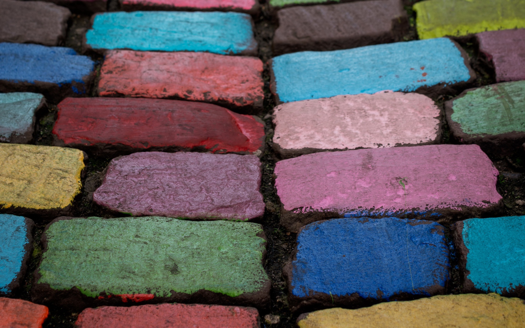 Разноцветные кирпичи на дороге 