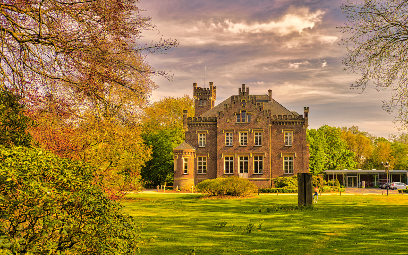 Большой трехэтажный дом в зеленом парке