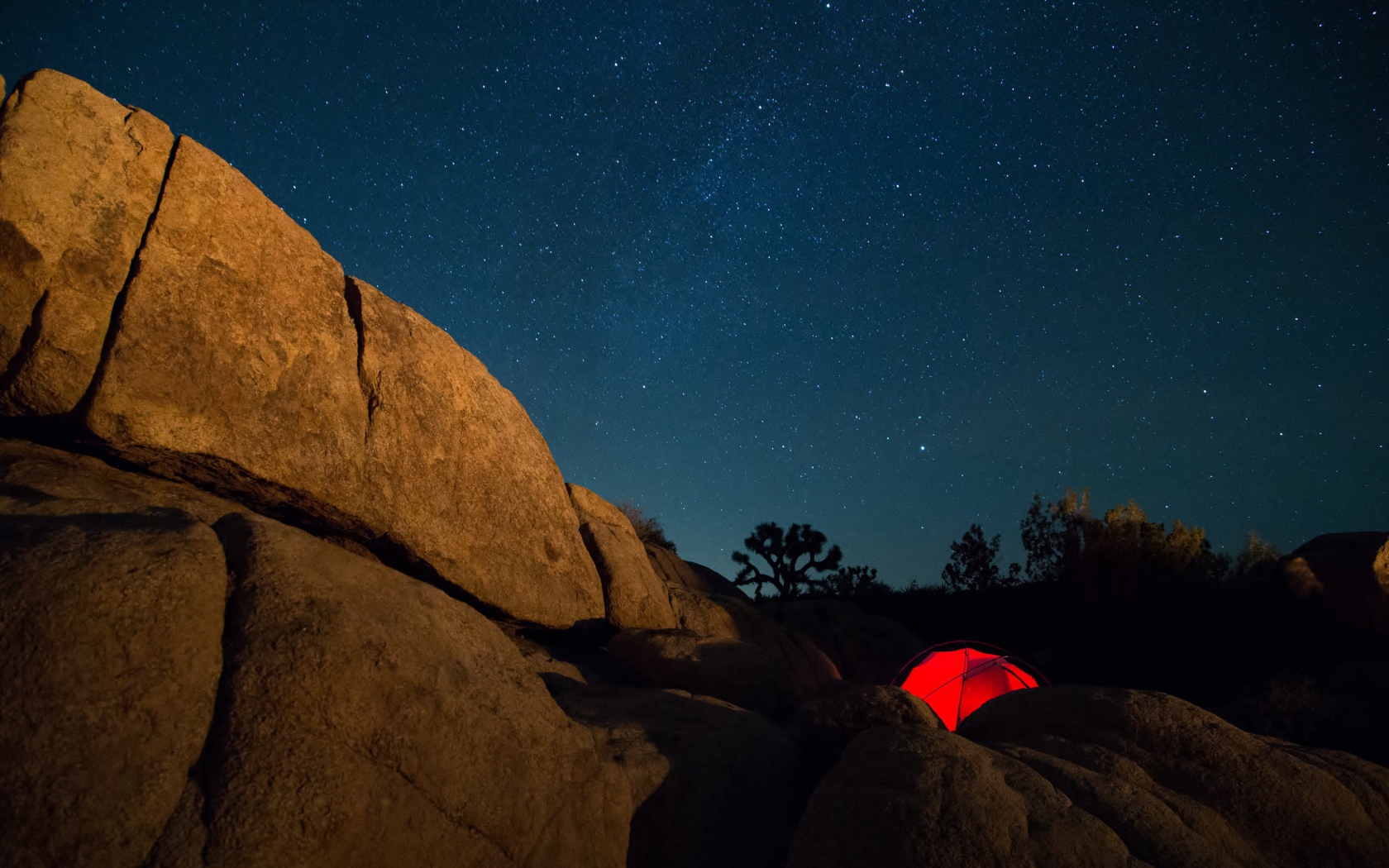 Палатка в горах под звездным небом 