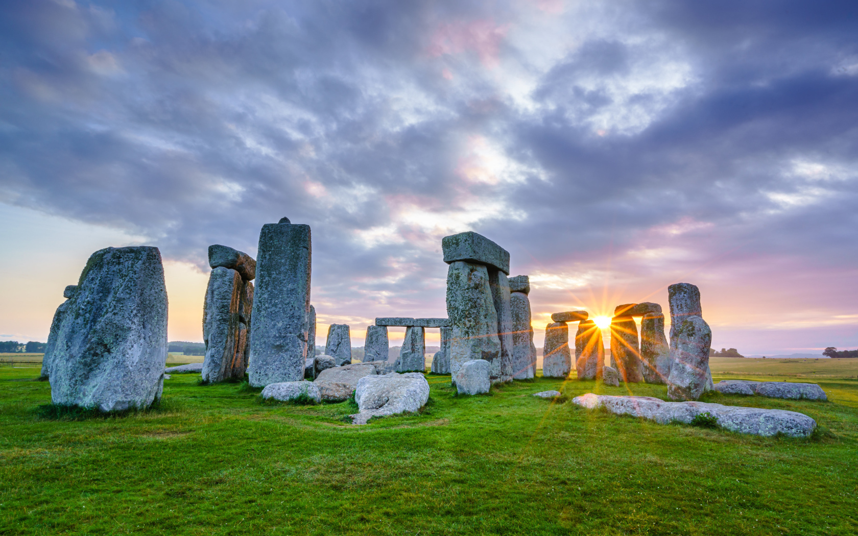 Солнце пробивается сквозь камни Стоунхенджа