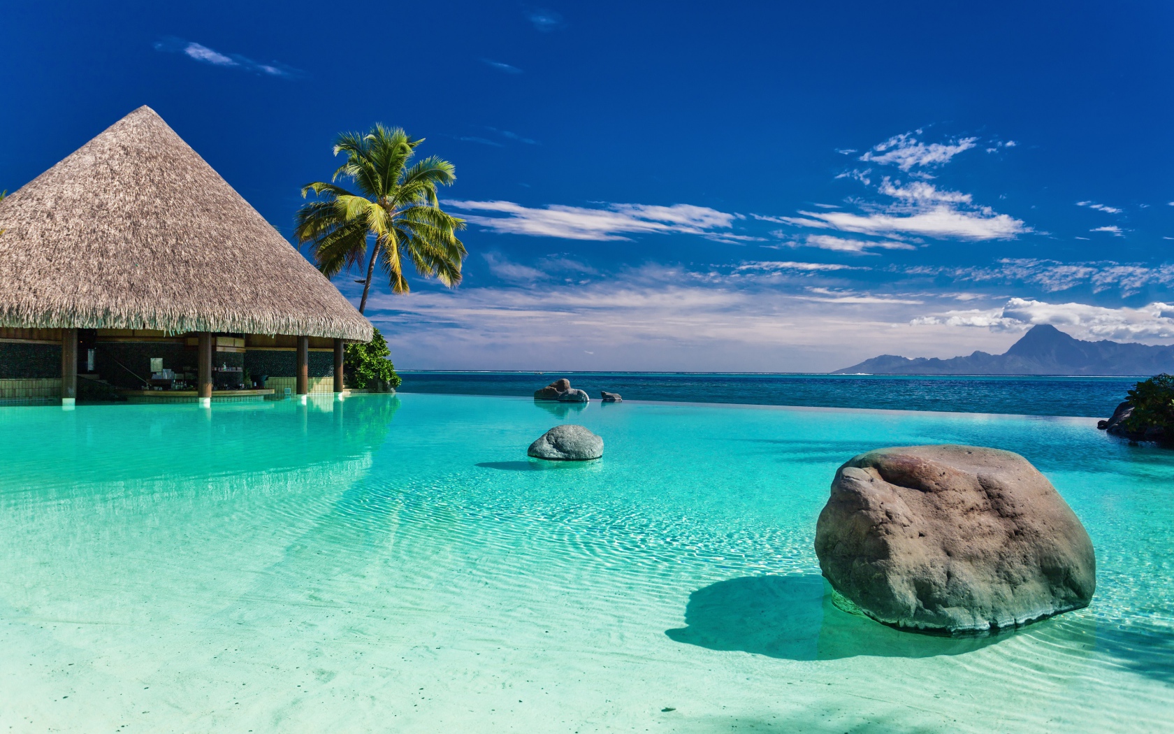 Домик в воде на тропическом пляже под голубым небом летом