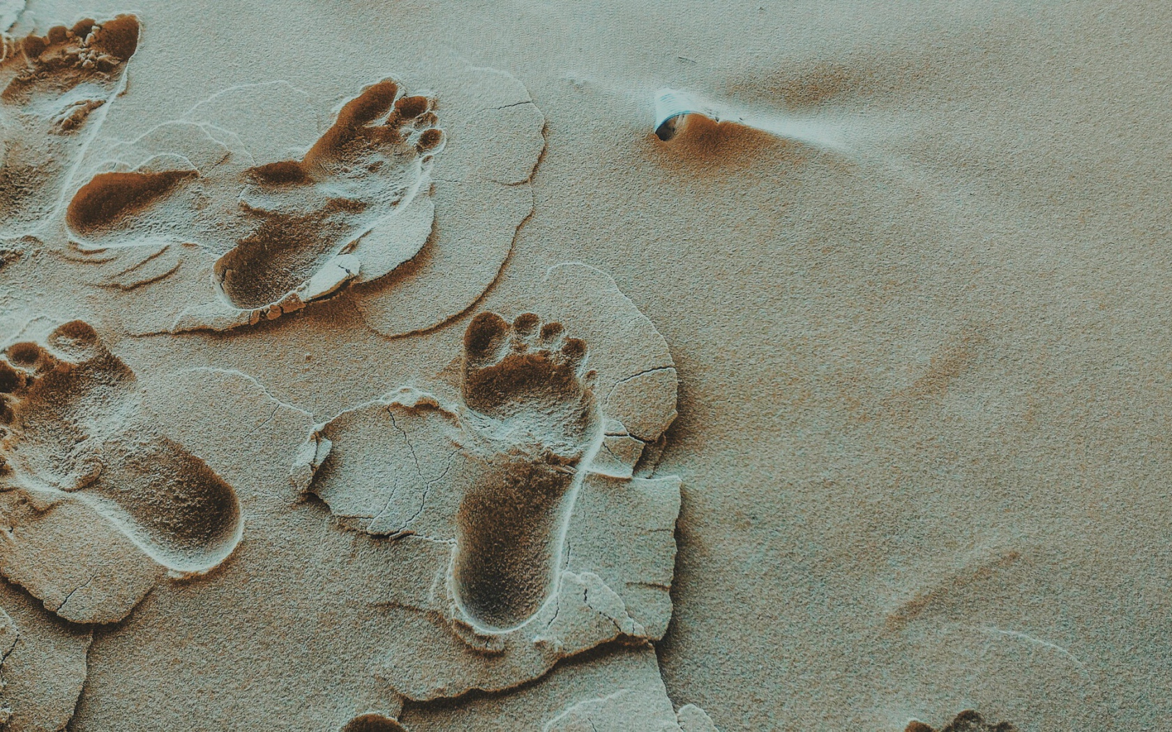 Человеческие следы на песке крупным планом
