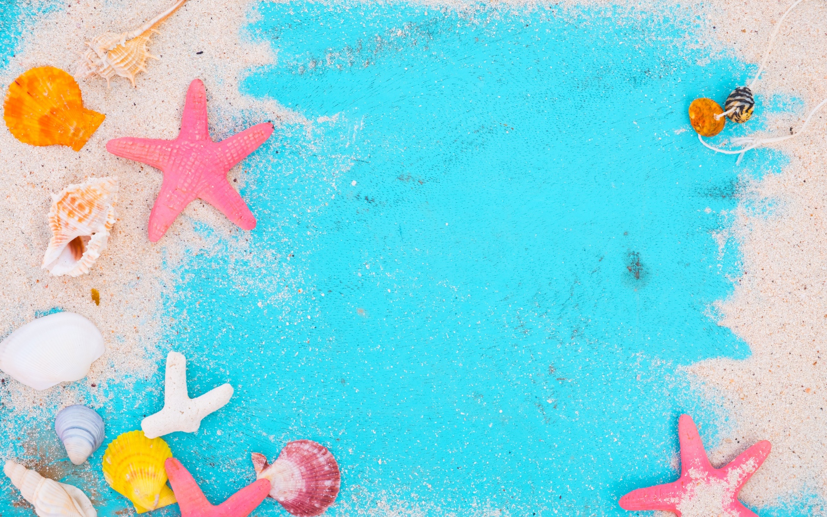 Ракушки и морские звезды с песком на голубом фоне
