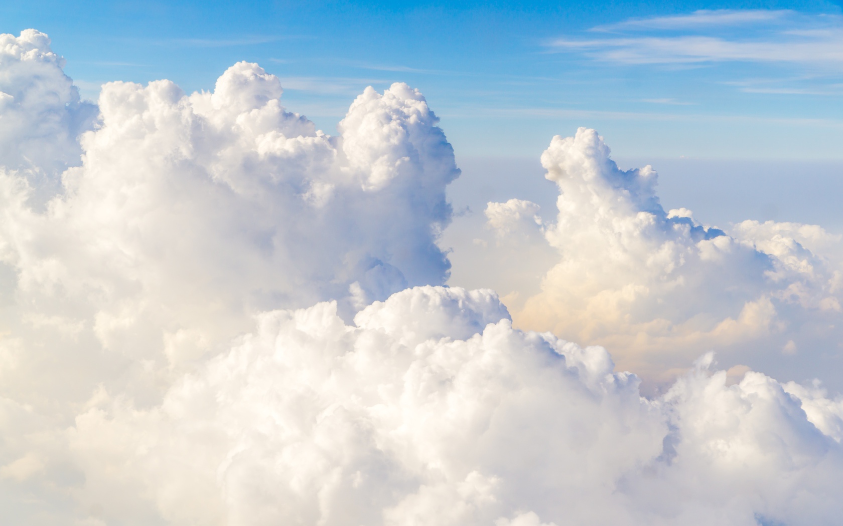 Красивые белые облака в голубом небе