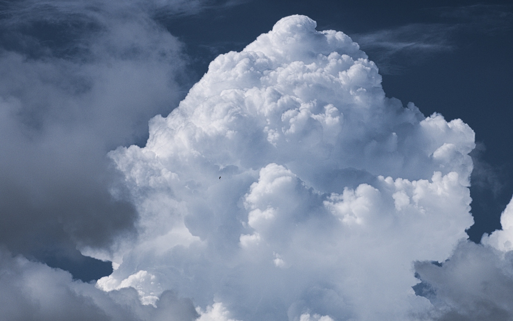 Большое белое облако в небе крупным планом