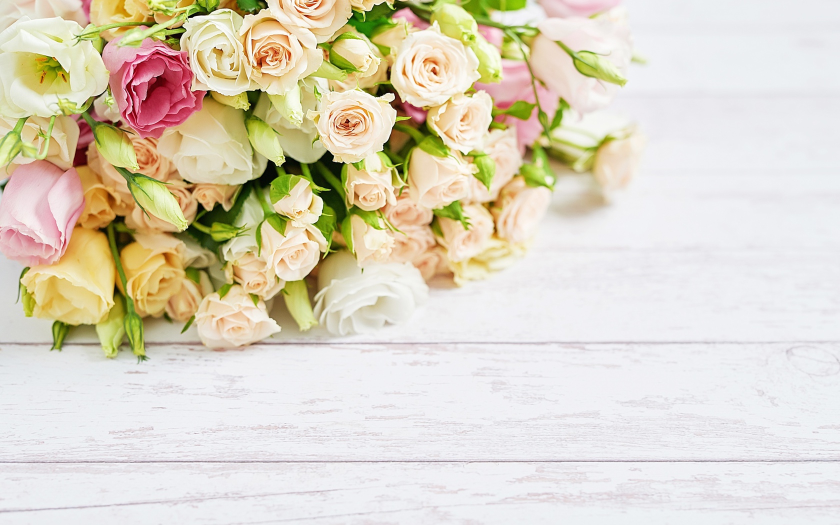 Красивый большой букет роз на белом столе