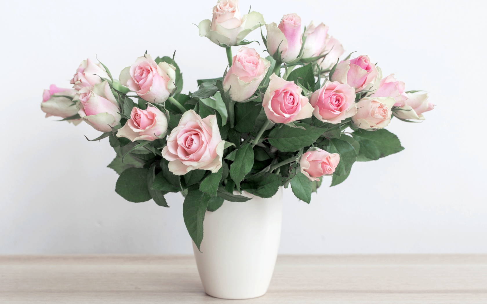 Букет красивых розовых роз в белой вазе 