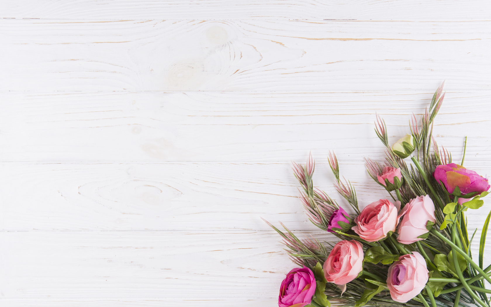 Букет цветов лютиков на деревянном столе