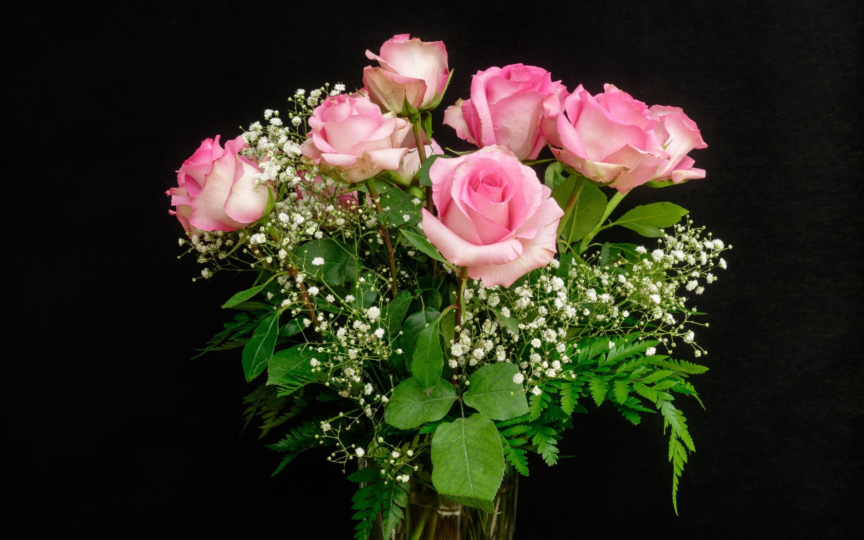 Букет розовых роз с белыми цветами на черном фоне