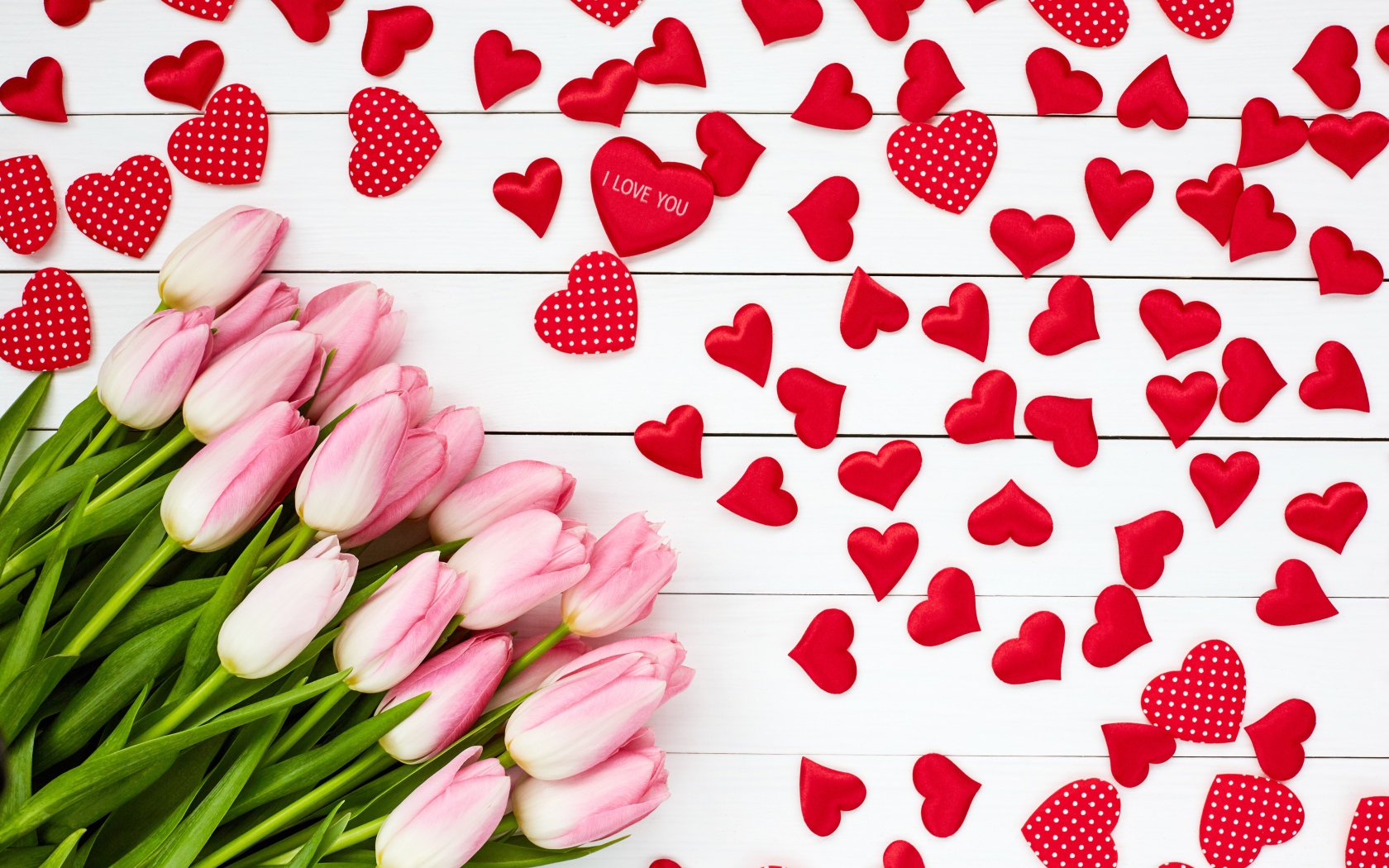 Букет розовых тюльпанов на белом фоне с красными сердечками