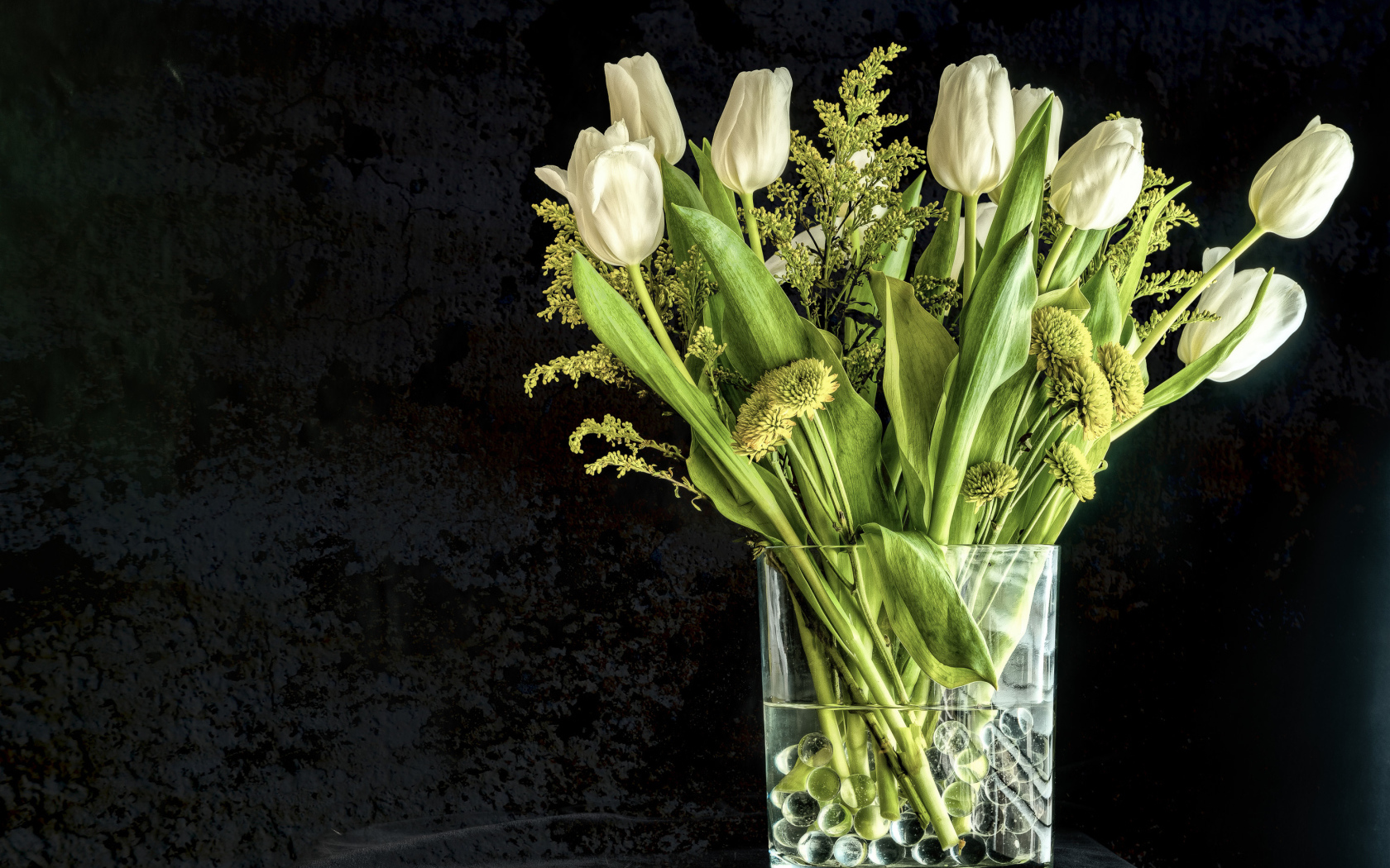 Букет белых тюльпанов с зелеными хризантемами в вазе на черном фоне 