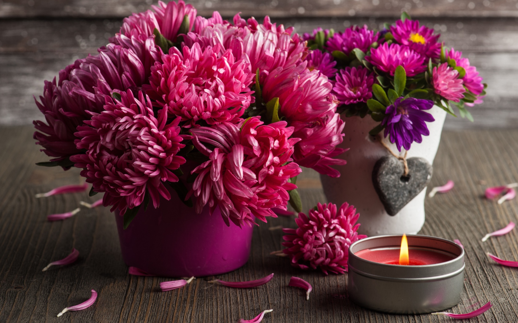 Два красивых букета цветов астры со свечой
