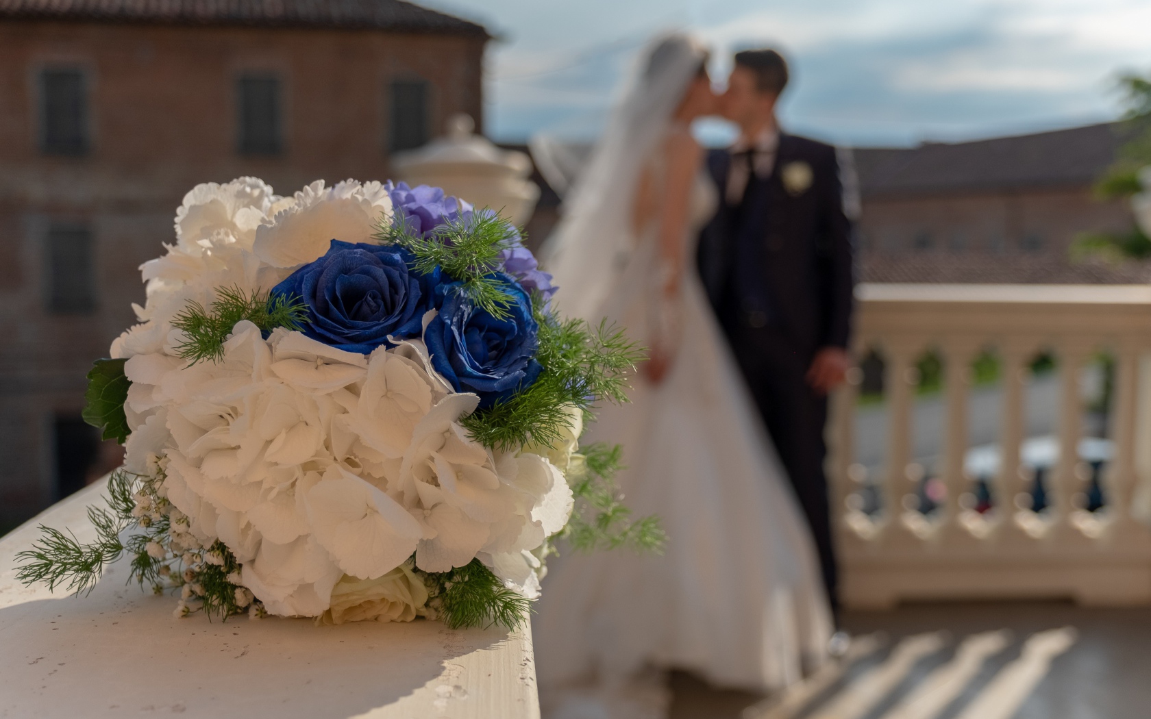 Свадебный букет на фоне новобрачной пары 