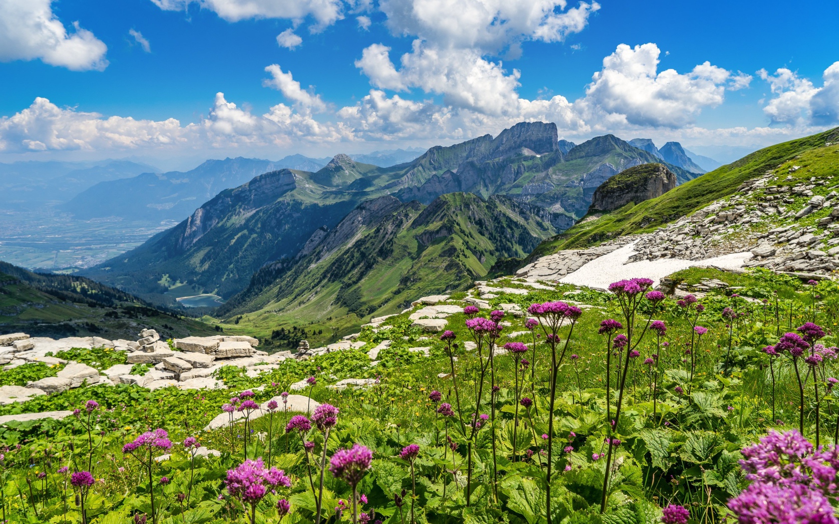 Красивая живописная природа у гор под голубым небом с белыми облаками