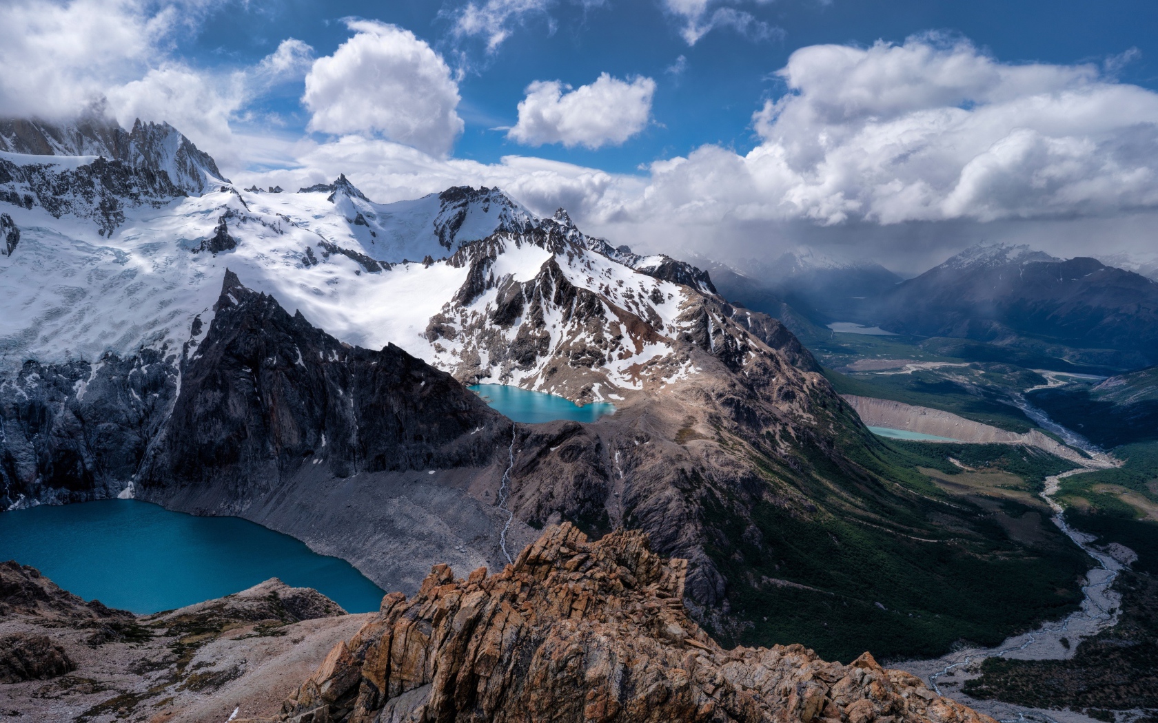 Голубые озера в заснеженных горах 
