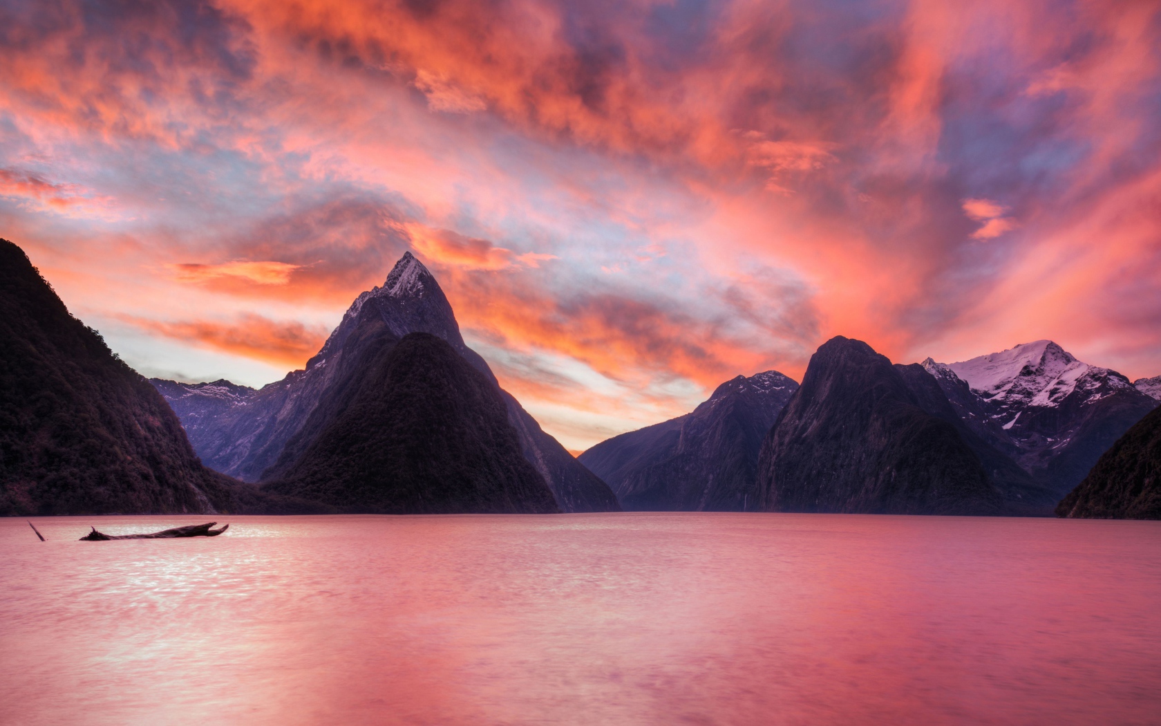 Высокие горы под розовым небом не закате