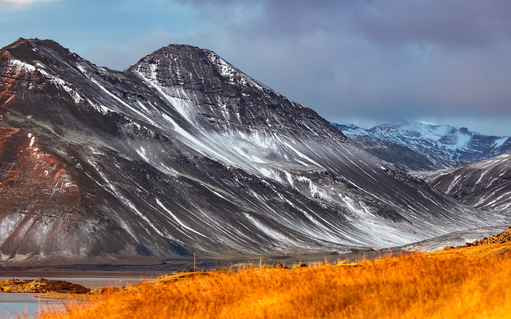 Большие горы с белым снегом под грозовым небом