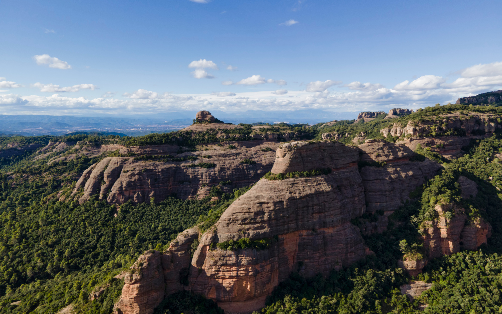 Каменные горы под голубым небом, Каталония. Италия