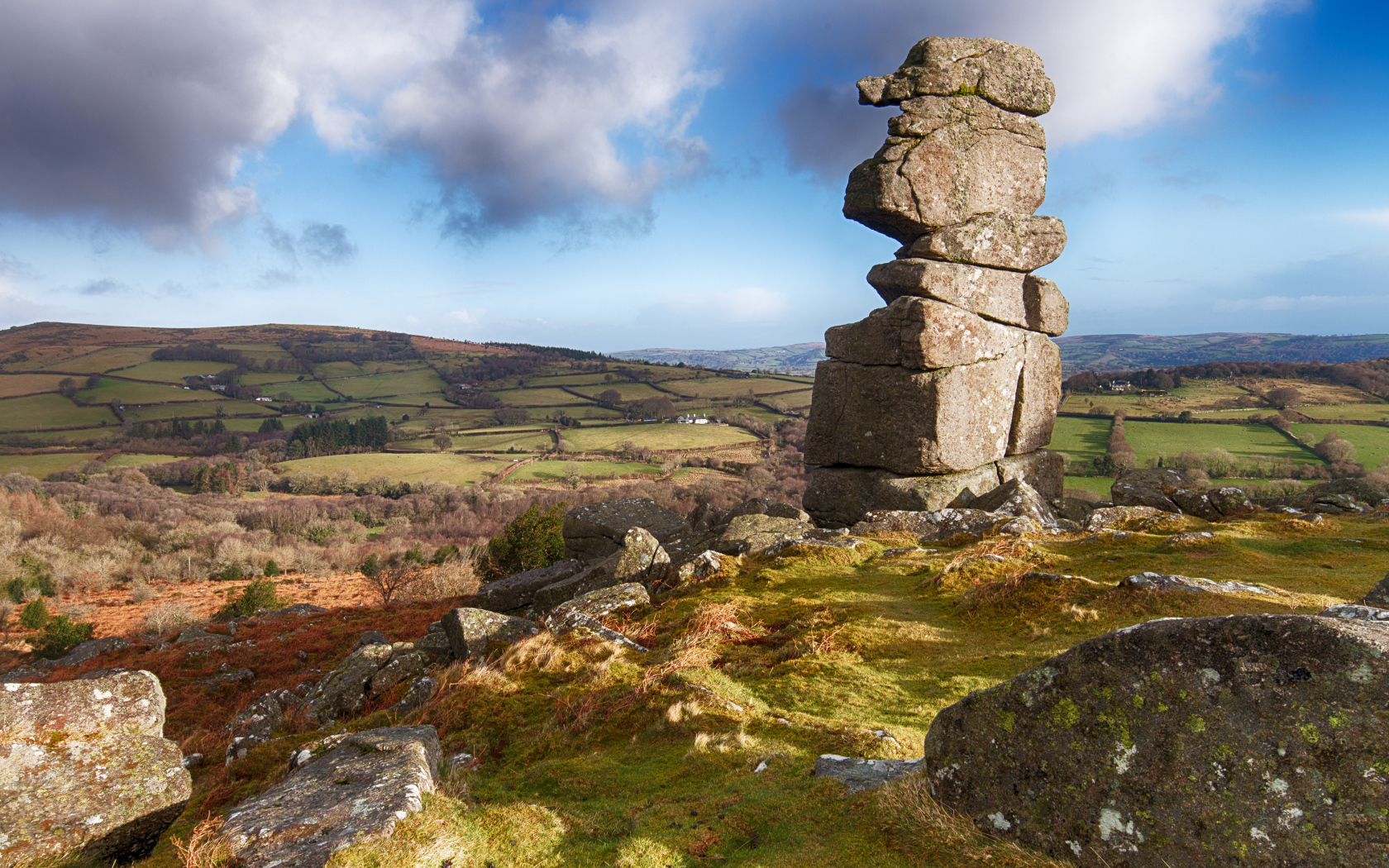 Каменный монумент на вершине холма