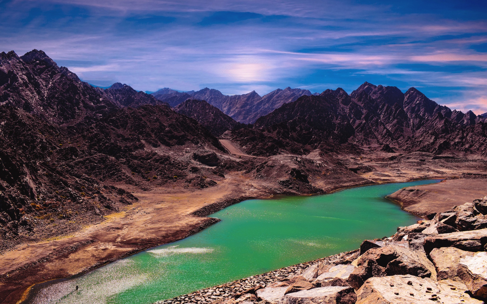 Река между высоких гор под голубым небом 