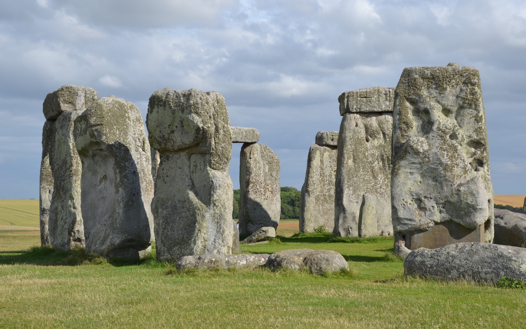 Каменное сооружение  стоунхендж под небом с облаками 