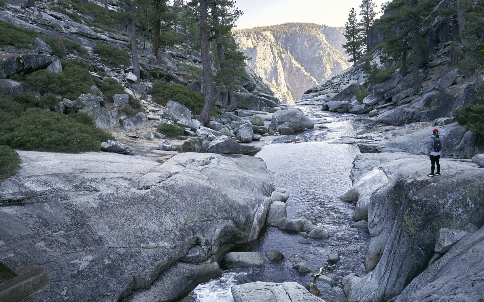 Красивая горная река с каменными берегами