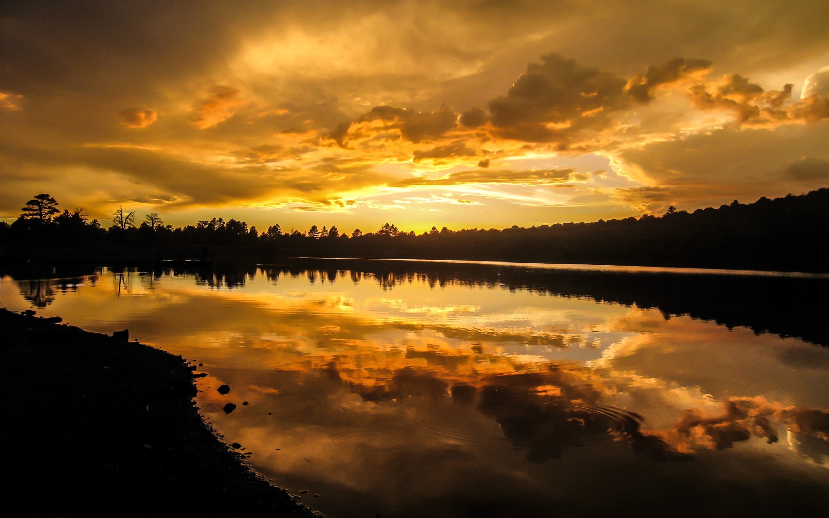 Красивый рассвет над спокойной рекой 