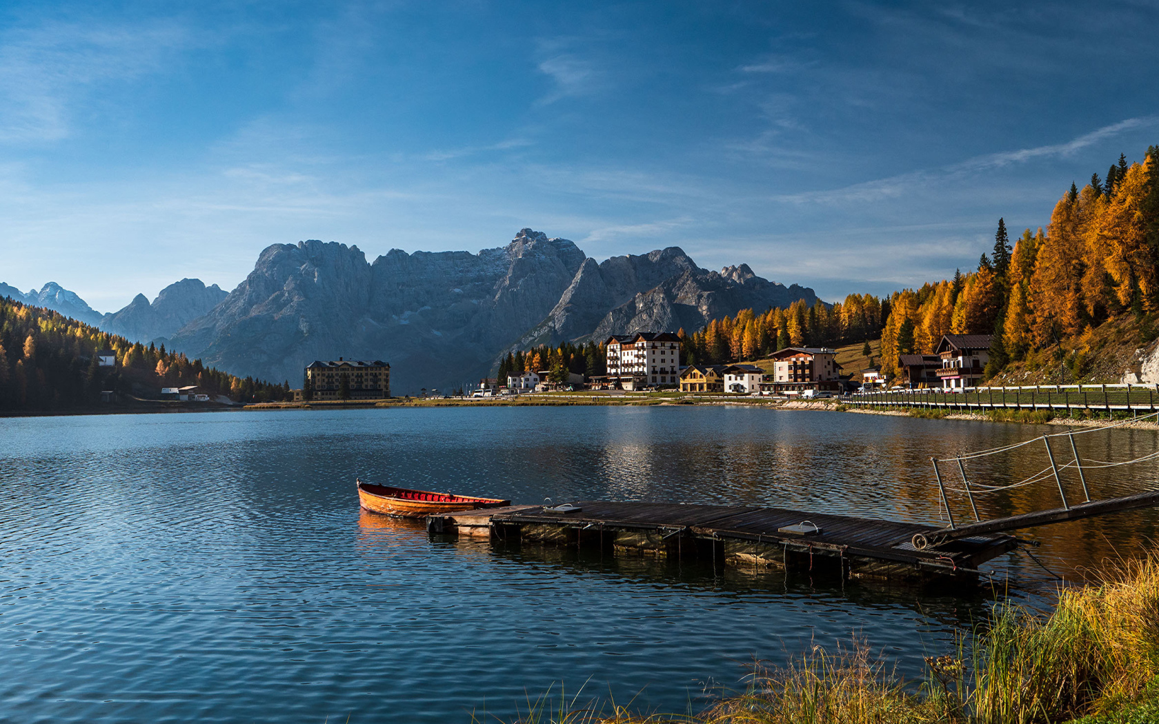 Спокойное озеро в лучах солнца в горах, Италия