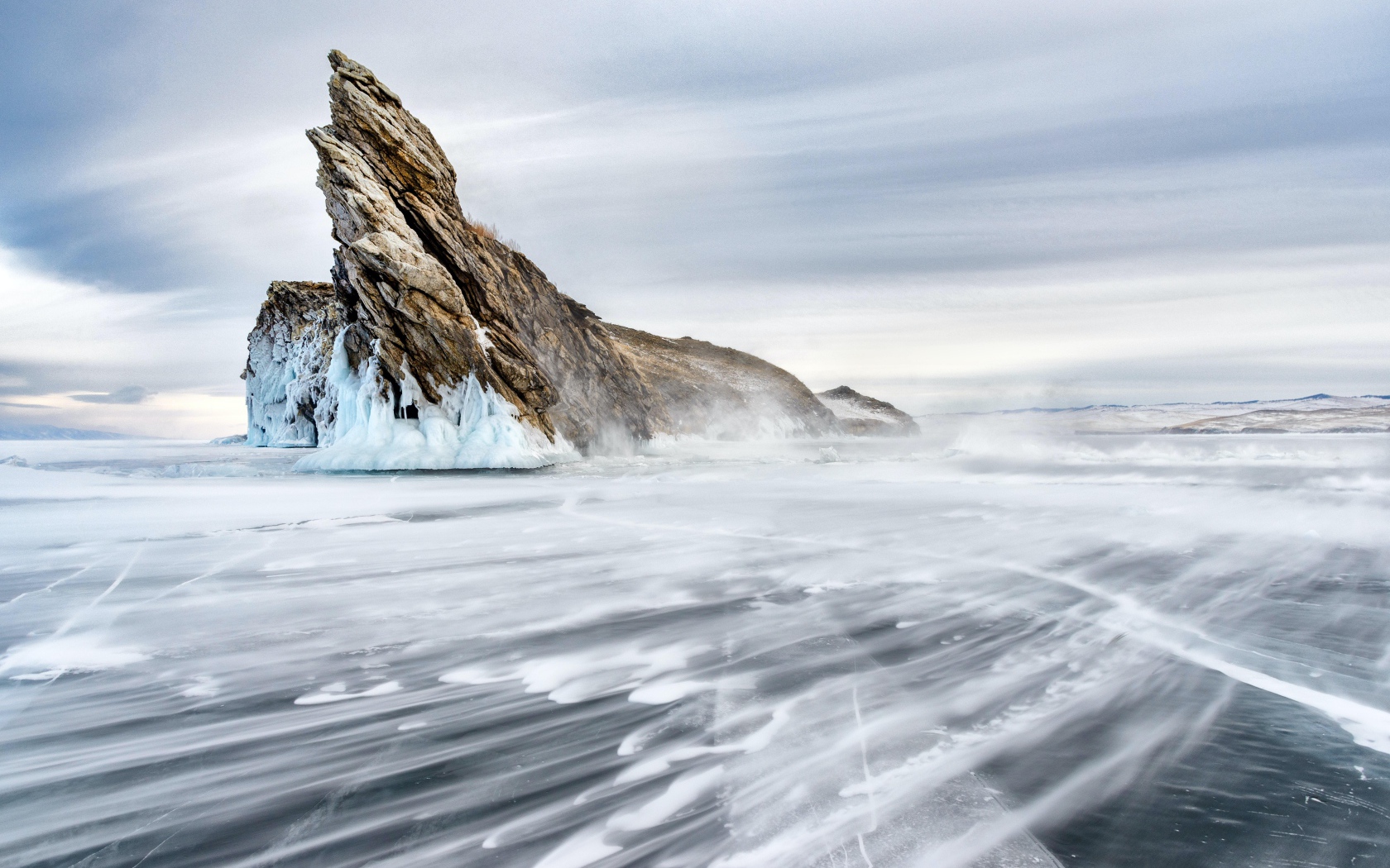 Гора в заледеневшем озере Байкал 