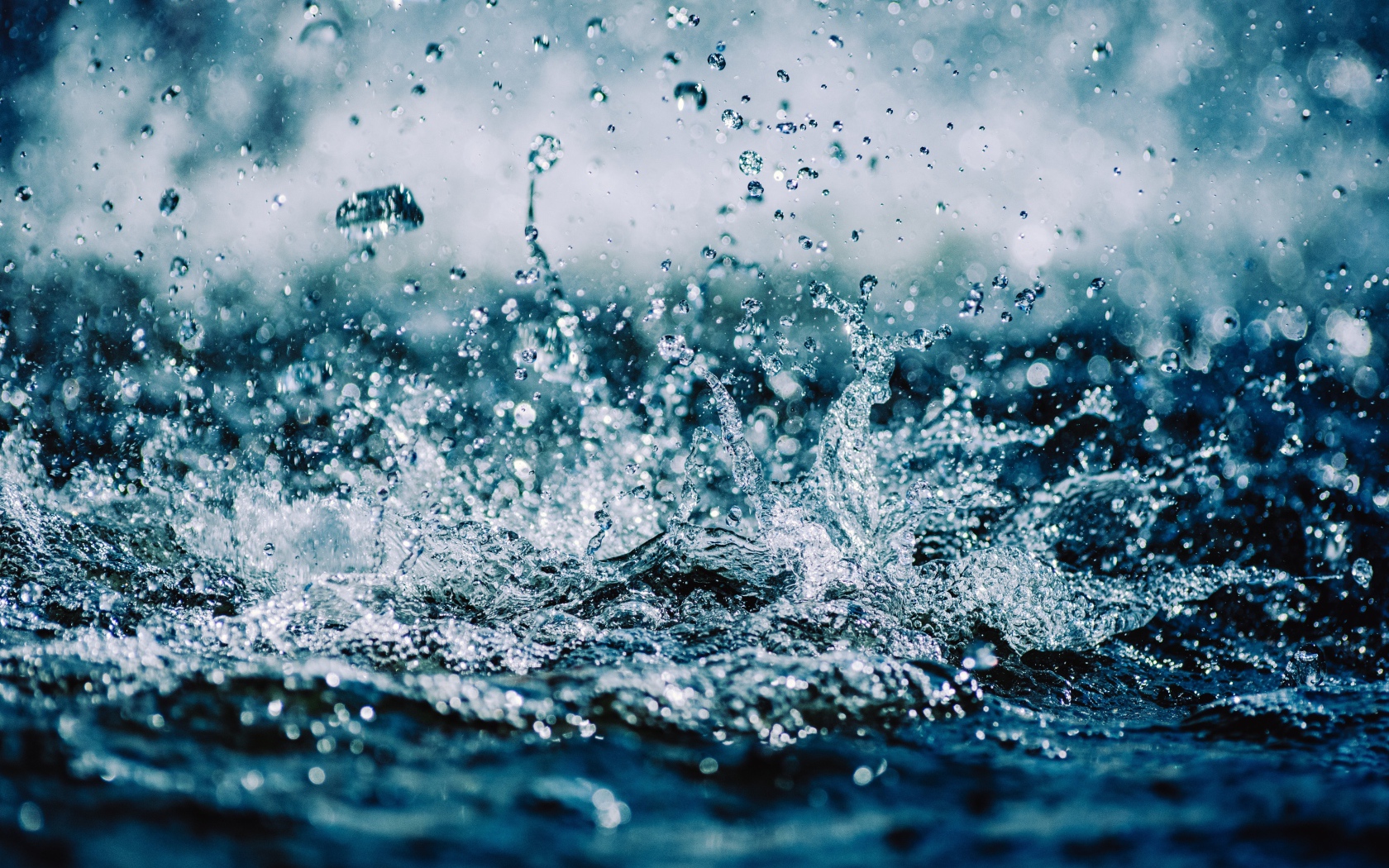 Брызги в чистой воде 